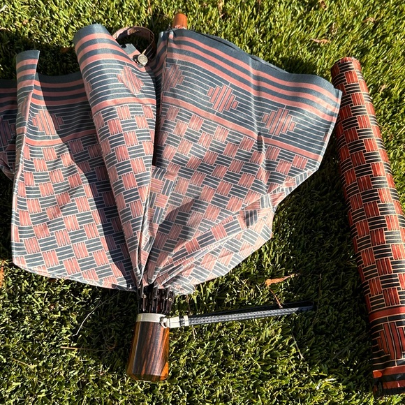 Stunning Authentic YSL Umbrella 🌂 - Picture 10 of 16